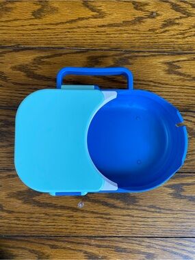 GoBe Two-Tone Plastic Lunchbox / Container